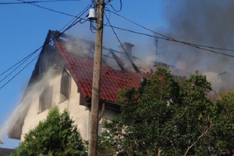 Égő házból mentettek ki egy gyereket és egy anyát a rendőrök