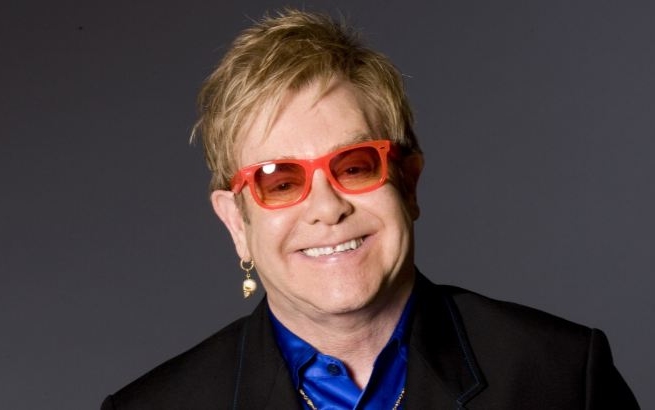 Lemondta két koncertjét Elton John, hogy jelen lehessen Harry herceg esküvőjén