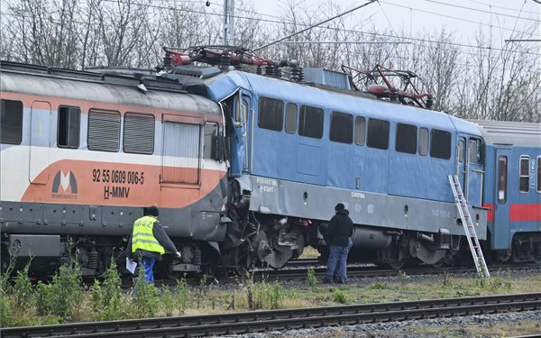 Tehervonat és személyvonat ütközött össze a sápi vasútállomáson