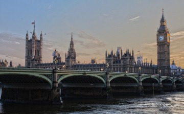 Néhány gócpontban terjed az indiai variáns Nagy-Britanniában